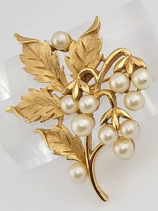 Broche prendedor vintage firmado corona Trifari Lucite perla oro cepillado flor ramo - Imagen 1 de 5