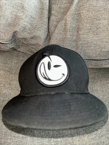 YUMS New Era 9FIFTY 7 3/8 RARO 2011 Sombrero Negro Ala Plana Gorra Ajustada Ropa de Calle - Imagen 1 de 5
