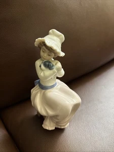 Perro abrazando niña vintage, NAO hecho a mano en España por LLADRO @Daisa 1987 - Imagen 1 de 5