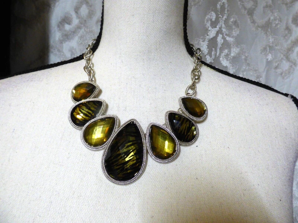 Collar llamativo estampado tropical/animal azul/verde Style&Co Foto 1 de 4