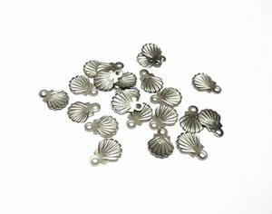 20pz ciondoli mini conchiglia in acciaio inox colore argento scuro 7x6mm bijoux - Foto 1 di 1