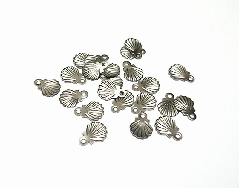 20pz ciondoli mini conchiglia in acciaio inox colore argento scuro 7x6mm bijoux - Immagine 1 di 1