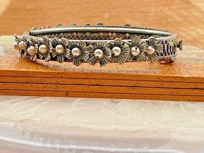 复古 Miram Haskell 铰边银色花卉袖口手链 1950 年代 - 429.25 — 第 1/4 张图片