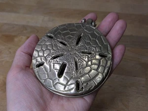 Caja de baratija con bisagras dólar de arena de latón vintage de 5" plato decoración náutica MCM - Imagen 1 de 4