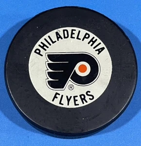 PHILADELPHIA FLYERS NHL VINTAGE OFFICIAL SOUVENIR HOCKEY PUCK TRENCH - Picture 1 of 2