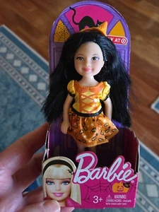 Halloween Chelsea Kelly Puppe Neu im Karton Mattel 2012 Y1189 im Süßigkeiten-Maiskleid - Bild 1 von 15