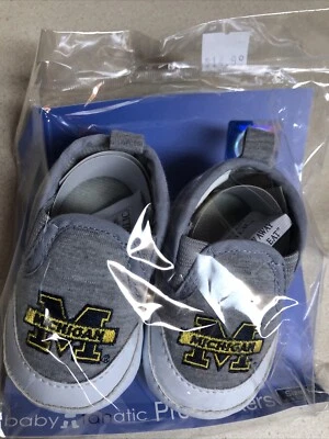 NUEVOS ZAPATOS DE BEBÉ Universidad de Michigan Botines TALLA 2 PRE CAMINANTES 6-9 MESES FANÁTICO Foto 1 de 4