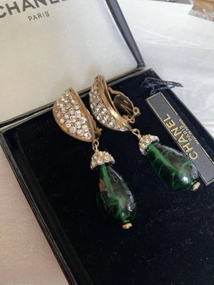 Pendiente colgante CHANEL Gripoix verde y estrás transparente con caja original Foto 1 de 4