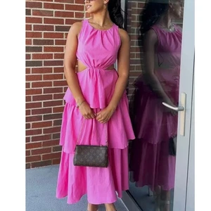 Maxi Vestido Mable Nuevo sin Etiquetas Barbie Rosa Tendencia Setter Sin Mangas Recorte en Niveles Pequeño - Imagen 1 de 7
