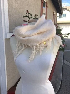 ¡NUEVO! Bufanda Betsey Johnson BJ47355 'Fuzzy Logic' Crema Flecos Infinito Loop, O/S - Imagen 1 de 8