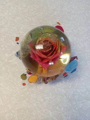 永恒红色/绿色亮片玫瑰玻璃球水穹球真玫瑰 6.5 英寸 — 第 1/3 张图片