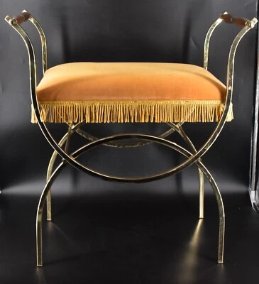 Banqueta vintage década de 1970 estilo Hollywood Regency banquinho dourado franja estofada - Imagem 1 de 4