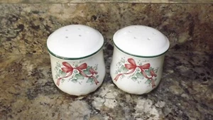 Corelle Stoneware Callaway Holiday Ivy Christmas Salt & Pepper Shakers Set - Picture 1 of 3