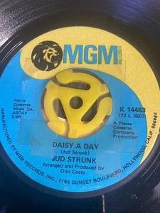Jud Strunk – Daisy A Day / The Searchers 45RPM VINYL NM 1972 - Picture 1 of 3