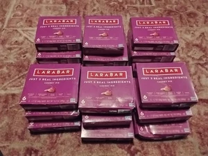 Larabar Cherry Pie Fruit & Nut Food Bar - Bild 1 von 2