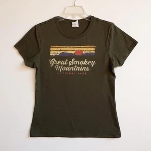 Camiseta verde oliva Great Smokey Mountains National Park Port & Company usada en excelente estado LRG - Imagen 1 de 13