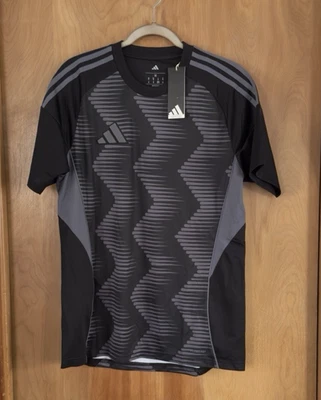 Camiseta deportiva para hombre Adidas geométrica estampada personalizada gris negra talla M nueva con etiquetas Foto 1 de 3