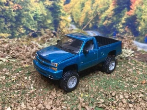 2006 Chevy Silverado SS Lifted 4x4 Truck 1/64 Diecast Custom Auto World Pickup - Bild 1 von 17