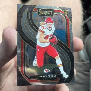 2024 Panini Select - Premier Level Carson Steele #142 (RC) Kansas City Chiefs  - Bild 1 von 2