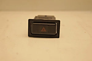Interruptor de control de botón intermitente de peligro de emergencia Toyota Land Cruiser - Imagen 1 de 3