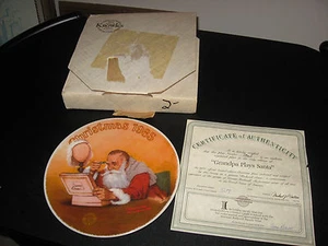 VINTAGE-PIATTO DA COLLEZIONE-CONOSCI-IL NONNO GIOCA BABBO NATALE-NATALE 1985+COA - Foto 1 di 2
