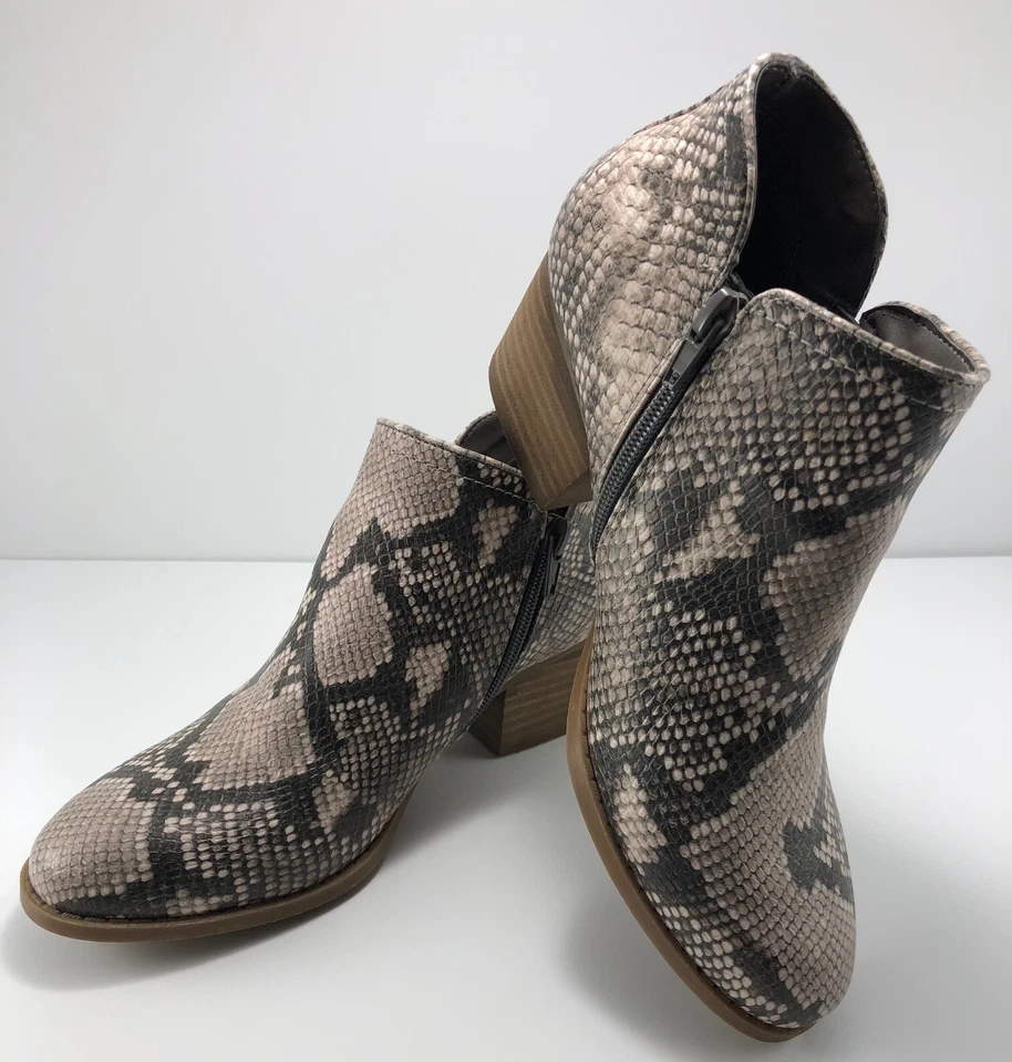 Botín para mujer Fergie 8 Bianca imitación cuero patrón piel de serpiente occidental Foto 1 de 4