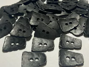 Seltene Form ALTE METALLKNÖPFE schwarze Metalloberfläche 7/8" 2 Loch - Bild 1 von 3