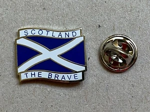 SCOTLAND THE BRAVE Metal Pin Badge T1221 Scottish St Andrew Saltire - Imagen 1 de 1