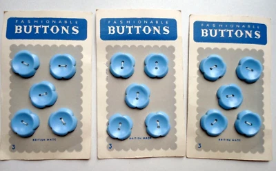 15 x Pretty Vintage Pale Blue Plastic Flower Design Buttons On Card. 2 Hole. - Image 1 of 4
