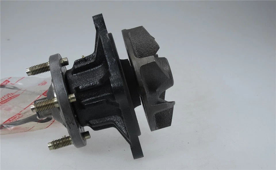 Original TOYOTA LandCruiser J4 J6 Wasserpumpe 16120-69015 2H 12H-T NEU OVP Foto 1 de 1