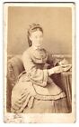 Fotografia A. Johnston, Wick, młoda Szkotka w jasnej sukience biedermeier z półką 