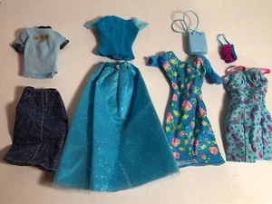 Ropa Barbie Vintage 4 TRAJES CASUALES AZULES Y 2 MONEDEROS Tiene Etiqueta Barbie LOTE 12 - Imagen 1 de 4