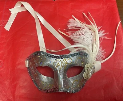Máscara estilo veneciano MARDI GRAS, lentejuelas azules plateadas, plumas, remolinos dorados Foto 1 de 4
