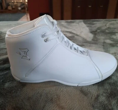 TOTALMENTE NUEVOS en caja... Zapatos blancos Starbury High Top niños talla 5.  Foto 1 de 4
