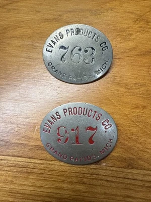 X2 Insignia Antigua de Empleado Cierre en C Evan’s Products Grand Rapids Michigan Foto 1 de 4