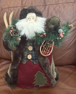 Santa Figur kariert Weste braun Kunstfellbesatz Schneeschuhe Himmel 16,5" Baumspitze - Bild 1 von 8