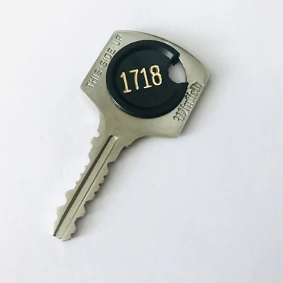 Llave Winfield vintage de hotel Motel #1718 acrílico negro sin ubicación Foto 1 de 2
