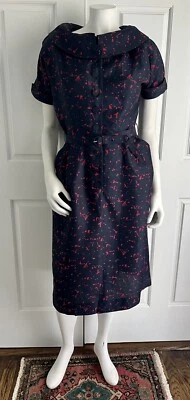 Vestido ajustado de seda vintage de los años 50 negro y rojo estampado moderno retrato cuello cinturón M Foto 1 de 4
