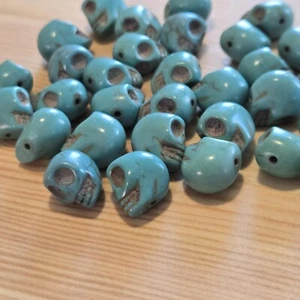32 Skull Various Blue Turquoise Colored Synthetic Magnesite Beads 8.5mm x 7mm - Picture 1 of 3
