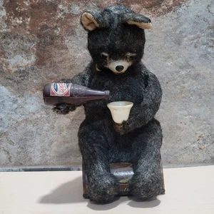 Giocattolo meccanico vintage orso su tronco versando bibite in tazza non funziona - Foto 1 di 11