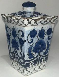 LATTINA VINTAGE CERAMICA ASIATICA BLU E BIANCA CON COPERCHIO FIORI E ROTOLI BLU 7” - Foto 1 di 20
