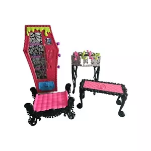 Monster High Dolls Furniture Bundle: Sending Machine Foosball Catacombs VGC - Picture 1 of 5
