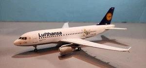 MODELO STARJETS 200 (DJDLH001) LUFTHANSA "LU" A319-100 ESCALA 1:200 CON ENGRANAJE Y SOPORTE - Imagen 1 de 2
