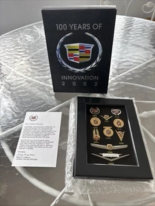 Cadillac GM, 1902-2000 10-Pin Set Auto Abzeichen Emblem Hut Anstecknadeln gerahmt Display - Bild 1 von 9