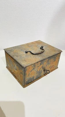 Ancienne Caisse  Boite métallique coffre-fort avec clé Vintage 1950 - Photo 1/4