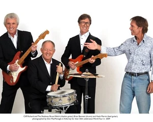 Cliff Richard and the Shadows 10" x 8" Photograph no 38 - Imagen 1 de 1
