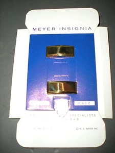 1950'S 2ND LIEUTENANT RANK INSIGNIA - FULL SIZE PINBACK ON ORIGINAL CARD - Picture 1 of 2