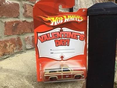 Camión raro Hotwheels Target Valentine 83 Chevy Silverado Gold todo metal Foto 1 de 4