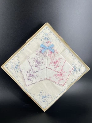 Лот из 3 винтажных носовых платков ~ вышитый цветочный гребешок края новый! - Изображение 1 из 4