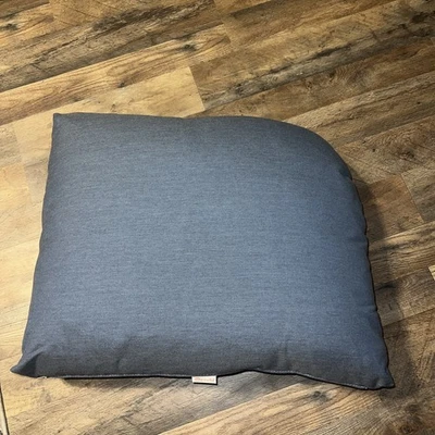 Cojín para silla con respaldo Sunbrella azul con lado superior redondeado Foto 1 de 4